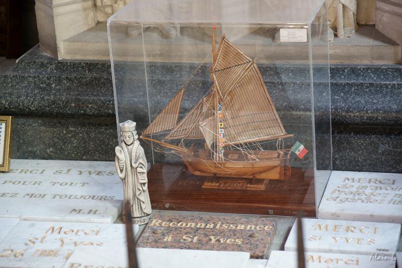 DSC01600.JPG - Des maquettes ex-voto pour remercier Saint Yves