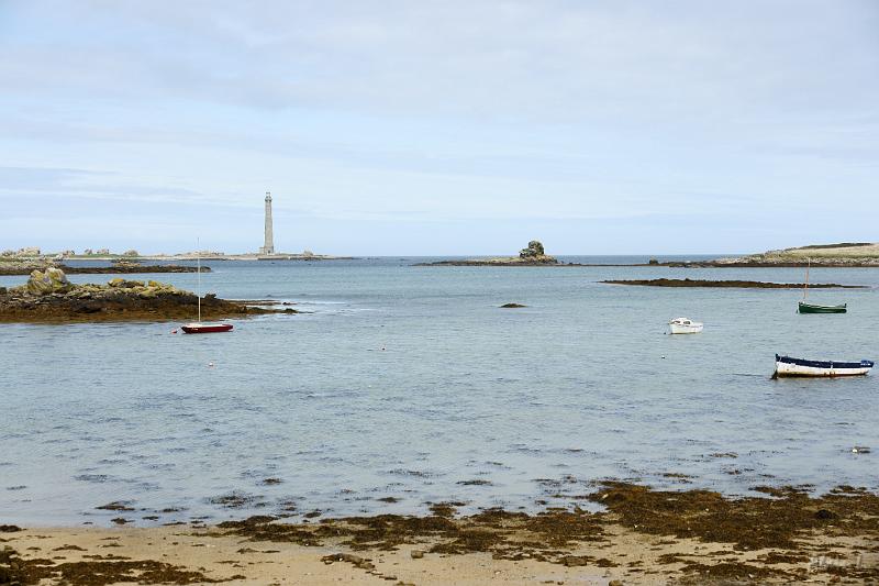 DSC01605.JPG - Petit port de Lilia. En face, le phare de l'Ile Vierge