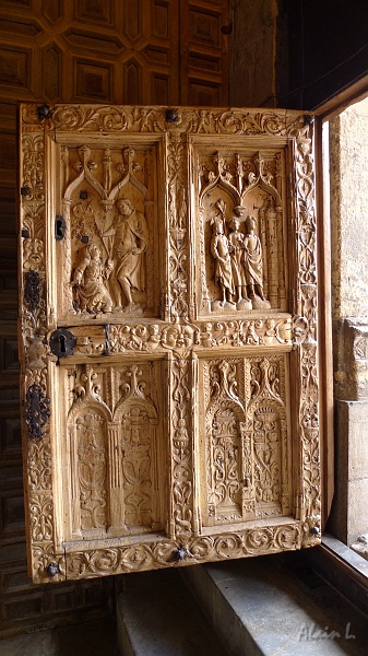 P1600023.JPG - Cathédrale : porte en bois sculté