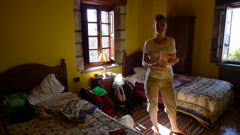 P1660019.JPG - Sara dans notre chambre. Le grand luxe !