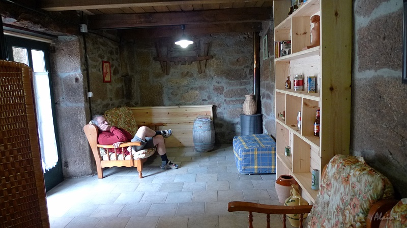 P1700020.JPG - François se repose dans l'entrée de l'annexe qui fut nôtre ce jour là