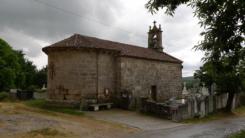 P1700026.JPG - La petite église et son cimetière