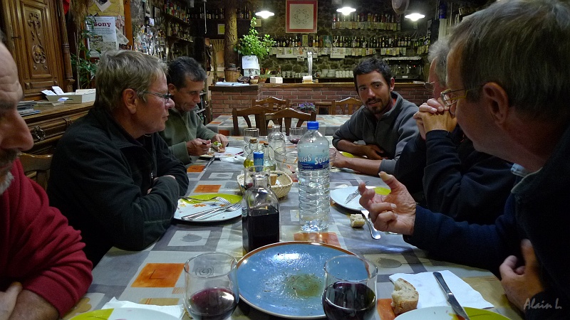 P1700035.JPG - Le nez de François, Charly, le pèlerin chilien, Thomas, Jean-Paul et Alain S.