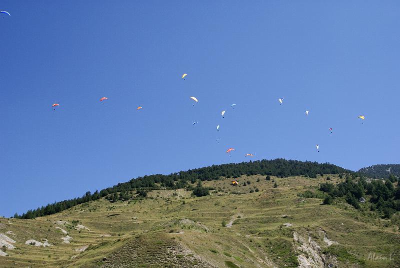 DSC03132.jpg - Grosse activité de parapentes