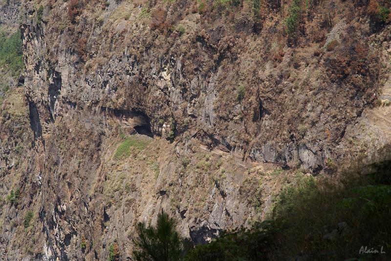 DSC04712.JPG - Une levada très peu accessible. De nombreux esclaves sont morts pour construire ces levadas.