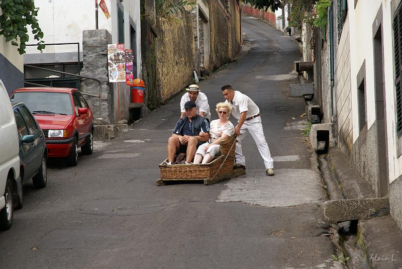 DSC04728.JPG - La descente dans les rues très en pente est assez impressionnante par moment, d'autant que la circulation n'y est pas interdite.