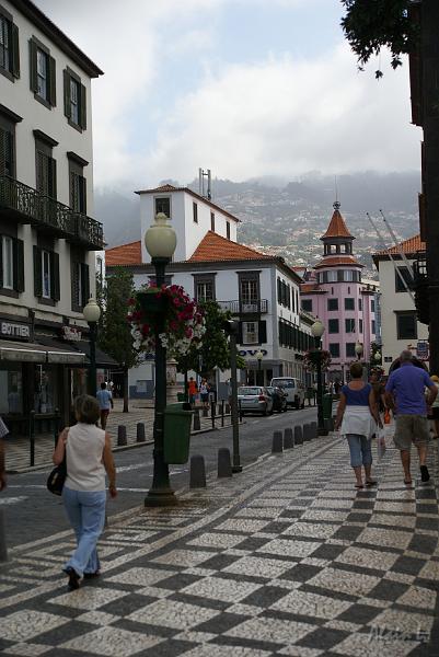 DSC04386.JPG - On trouve souvent ces petits carreaux noirs et blancs dans les rues et places des villes et villages de Madère. Les carreaux noirs proviennent des montagnes volcaniques de l'île