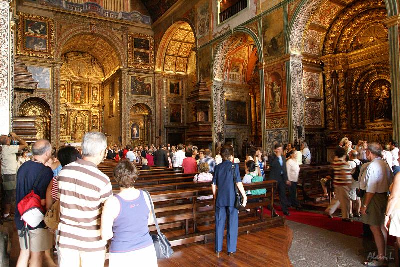 DSC04392.JPG - Sortie de la messe dans l'église du collège, magnifiquement décorée