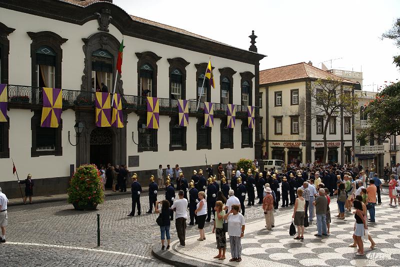 DSC04403.JPG - Nous étions le 21 août à Funchal, jour férié.
Nous en avons oublié la cause mais nous avons assisté à l'évènement devant l'hôtel de ville.