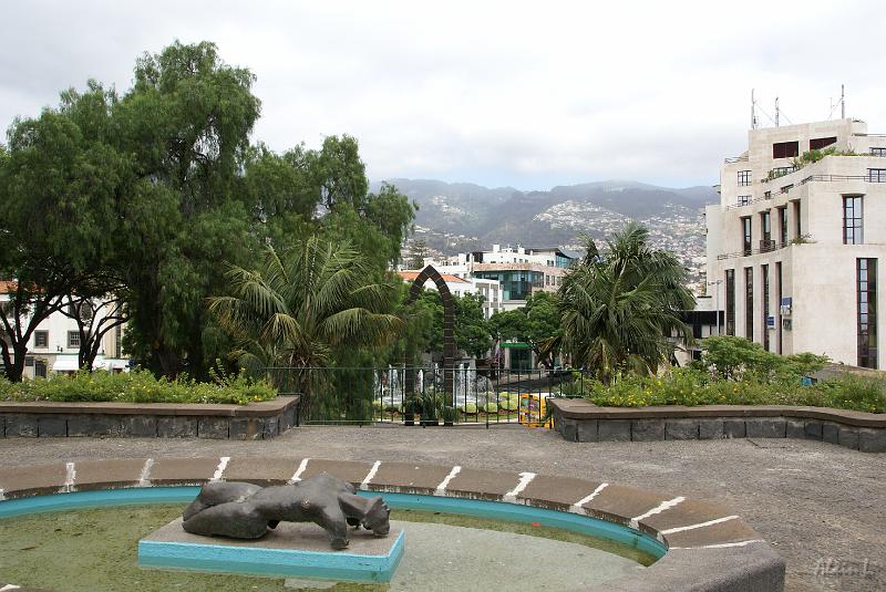 DSC04464.JPG - Le parc de Santa Catarina est proche du port et est beaucoup plus grand que le jardin municipal. En voici l'entrée.