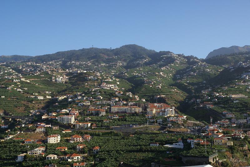 DSC04539.JPG - Paysage de la côte sud-ouest : des maisons et des cultures en terrasses jusque vers 600m d'altitude. Ici ce sont des bananeraies.