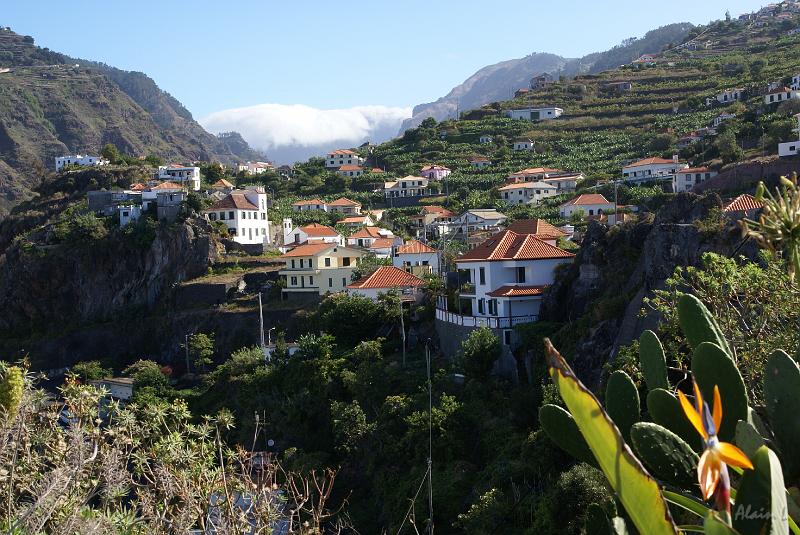 DSC04552.JPG - Les hauts de Ribeira Brava. Au loin les nuages en provenance du nord tentent de passer les sommets du centre de l'île