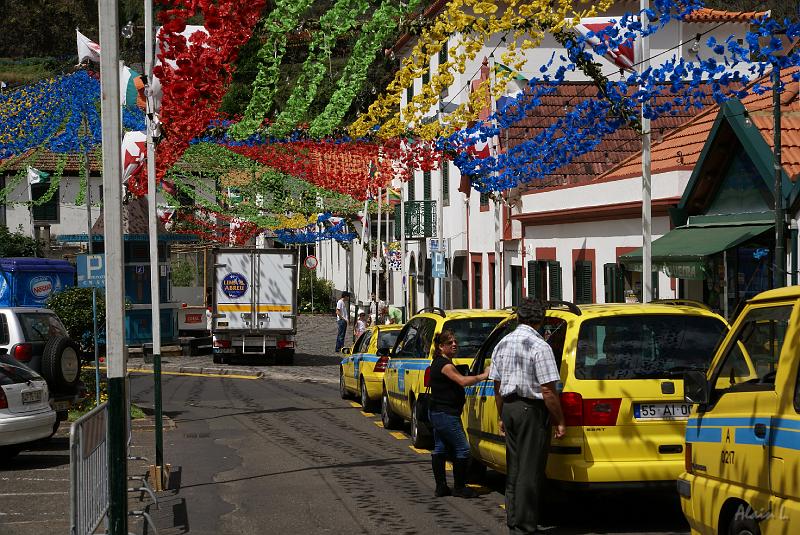 DSC04568.JPG - São Vicente est décorée car la fête bat son plein pour toute la semaine