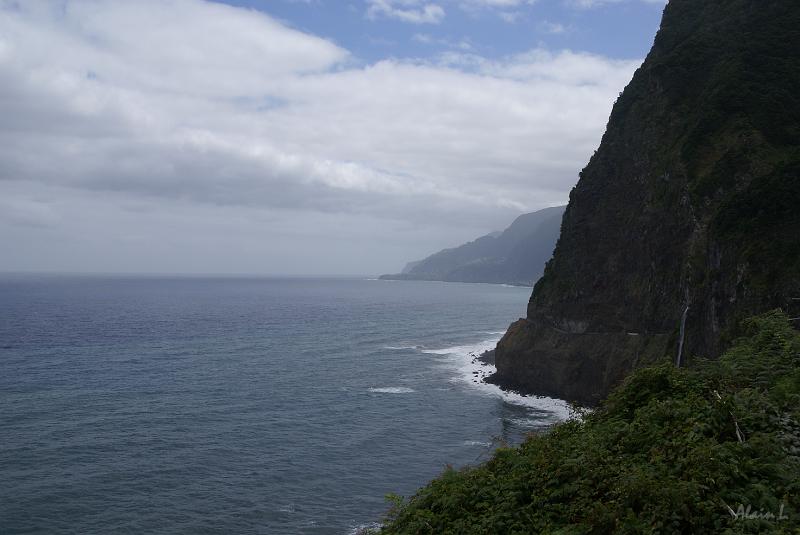DSC04575.JPG - La côte nord est tout aussi pentue que la côte sud, mais la mer est beaucoup plus agitée et le ciel moins engageant. La cascade que l'on aperçoit à droite porte le joli nom de "voile de la mariée"