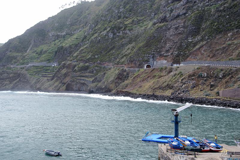 DSC04583.JPG - La route qui nous mène à Porto Moniz est à flanc de montagne. A l'origine elle était assez acrobatique et devait réserver pas mal d'émotions. Aujourd'hui elle est assez souvent doublée de tunnels.