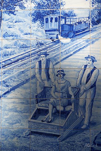 DSC04820.JPG - Scène de la vie madérienne : la descente en traineau d'osier (voir jeudi). Au fond, le train à crémaillère de Monte est aujourd'hui remplacé par un téléphérique