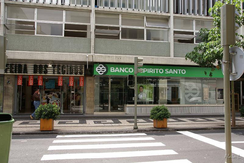 DSC04876.JPG - De nouveau la banque de l'Esprit Saint. J'aimerais y avoir un compte.