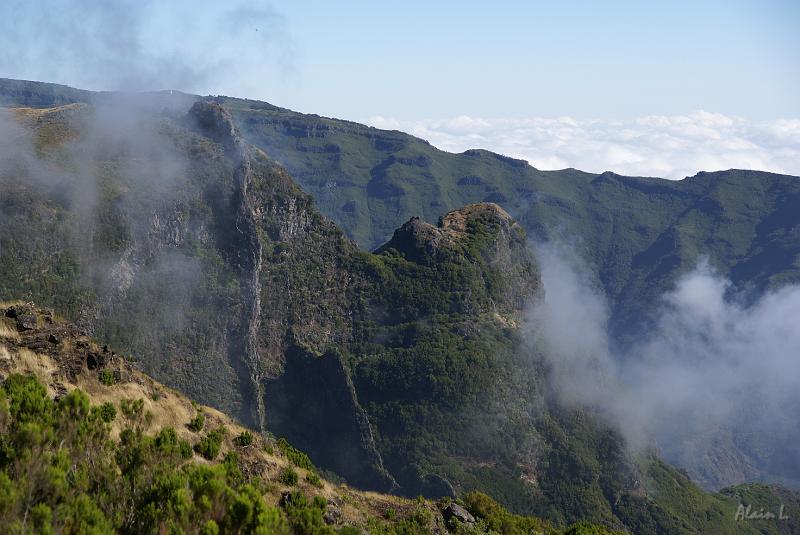 DSC04740.JPG - Le paysage est magnifique. La différence de densité des roches volcaniques donne des reliefs étonnants comme ici ces espèces de murs naturels.