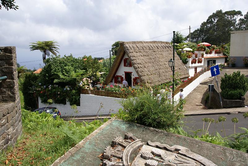 DSC04759.JPG - Puis nous rejoignons la ville de Santana, connue pour ses maisons triangulaires au toit de chaume.