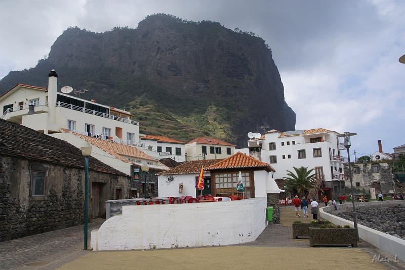 DSC04780.JPG - Porto da Cruz, petit port et à l'occasion, fournisseur d'eau de vie de canne à sucre