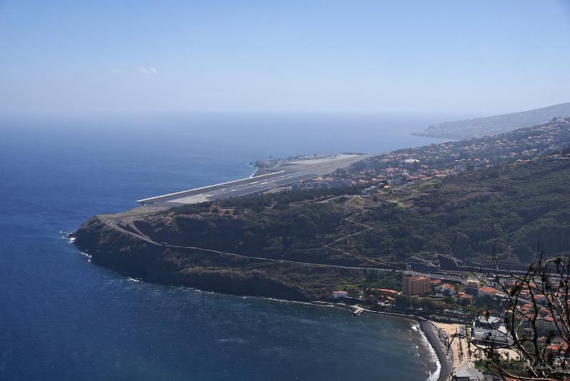 DSC04793_out.jpg - Machico et en arrière plan l'aéroport international dont la piste est en partie bâtie sur pilotis.