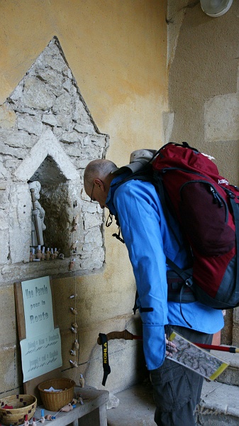 DSC04347.JPG - Des petits papiers enroulés. Il faut en tirer un ; il nous accompagnera jusqu'à Saint-Jacques (photo Sara)