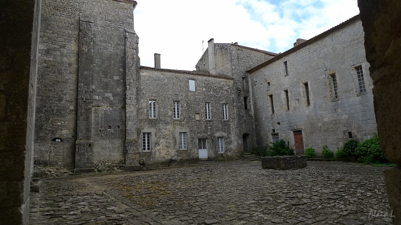 P1320016.JPG - Cour intérieure de l'abbaye bénédictine de la Banderolle à Saint-Ferme