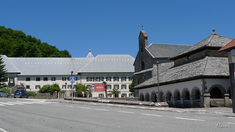 P1430025.JPG - La collégiale de Roncevaux (Roncesvalles en espagnol)