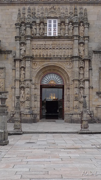 P1740010.JPG - Porte de l'hostal dos Reis Católicos